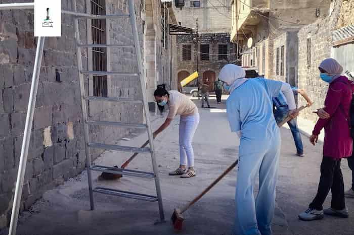 2تنظيف الواجهة الرئيسية لجامع العصياتي في حي باب الدريب