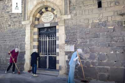 تنظيف الواجهة الرئيسية لجامع العصياتي في حي باب الدريب1