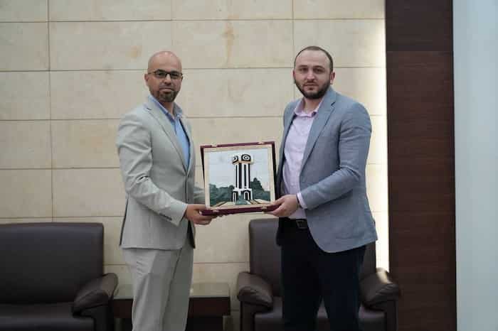 1محافظ حمص يكرّم الفريق المشارك في مشروع الهوية البصرية