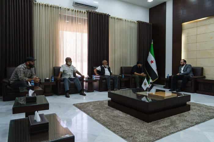 1محافظ حمص يلتقي لجنة حي كرم شمشم لمتابعة احتياجات الحي