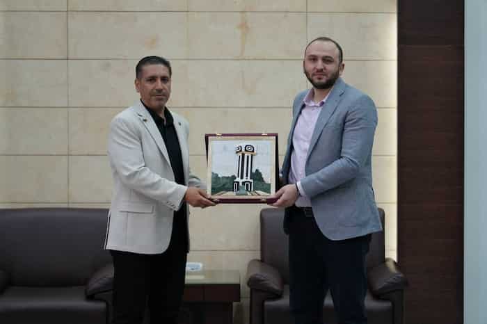 2محافظ حمص يكرّم الفريق المشارك في مشروع الهوية البصرية