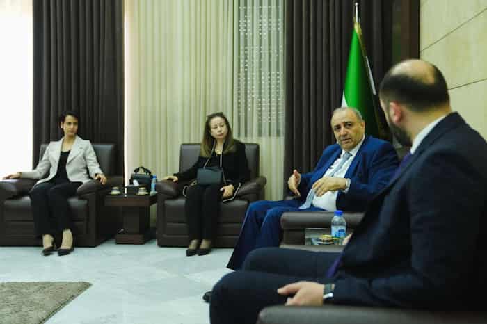 4محافظ حمص يبحث مع وفد من مؤسسة الآغا خان سبل تعزيز التعاون لدعم المجتمع المحلي