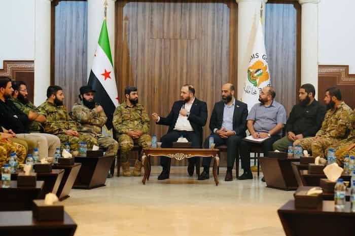 محافظ حمص يبحث مع قيادة الفرقة 52 سبل تعزيز الأمان والاستقرار في المحافظة1 (1)