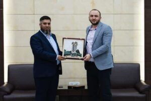 محافظ حمص يكرّم الدكتور محمد المحمد