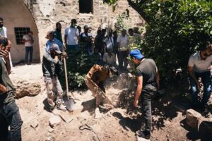 نقل رفات شهداء حصار حمص القديمة من مسجد الأوزاعي إلى جانب مسجد خالد بن الوليد