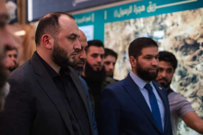 1محافظ حمص يفتتح معرض بالنبي أقتدي في ساحة جامع خالد بن الوليد