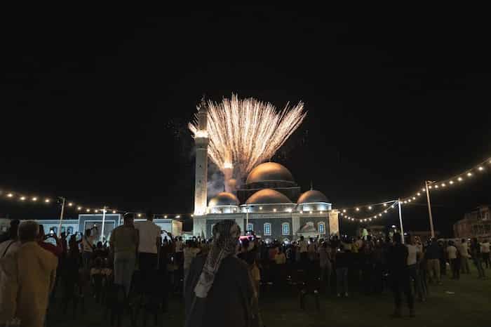 أهالي حمص يتابعون البث المباشر لكلمة الرئيس الشرع2