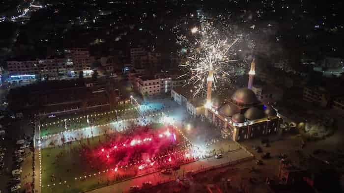 أهالي حمص يتابعون البث المباشر لكلمة الرئيس الشرع3