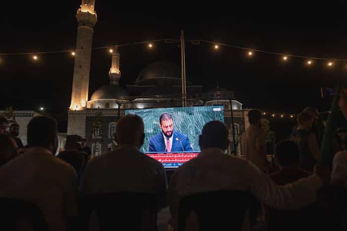 أهالي حمص يتابعون البث المباشر لكلمة الرئيس الشرع4