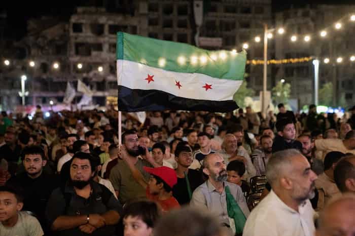 أهالي حمص يتابعون البث المباشر لكلمة الرئيس الشرع5