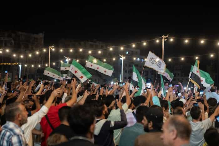 أهالي حمص يتابعون البث المباشر لكلمة الرئيس الشرع6