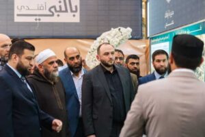 محافظ حمص يفتتح معرض بالنبي أقتدي في ساحة جامع خالد بن الوليد