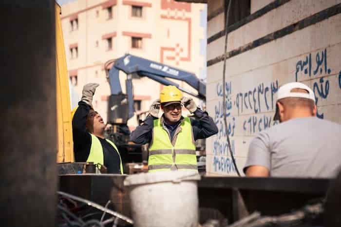 1محافظ حمص يتفقد أعمال الكهرباء في حي كرم الزيتون