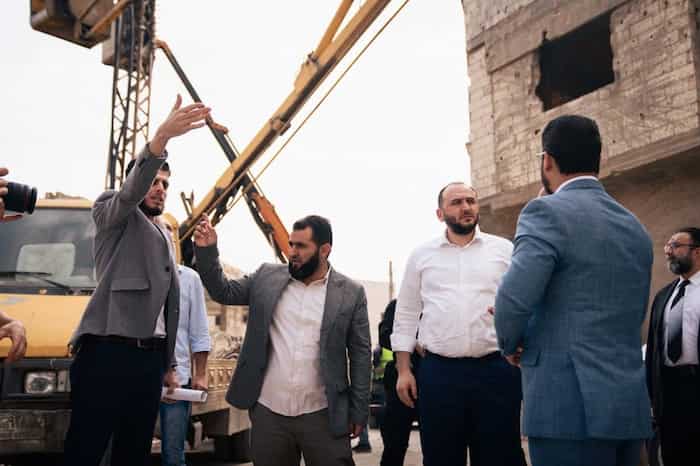 2محافظ حمص يتفقد أعمال الكهرباء في حي كرم الزيتون