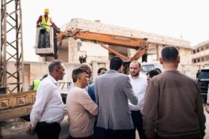 محافظ حمص يتفقد أعمال الكهرباء في حي كرم الزيتون