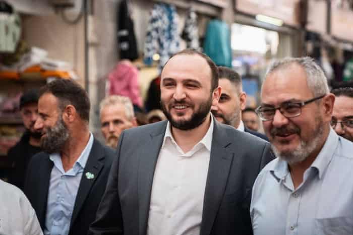 محافظ حمص يتفقد السوق الأثري ويلتقي الأهالي وأصحاب المحال1