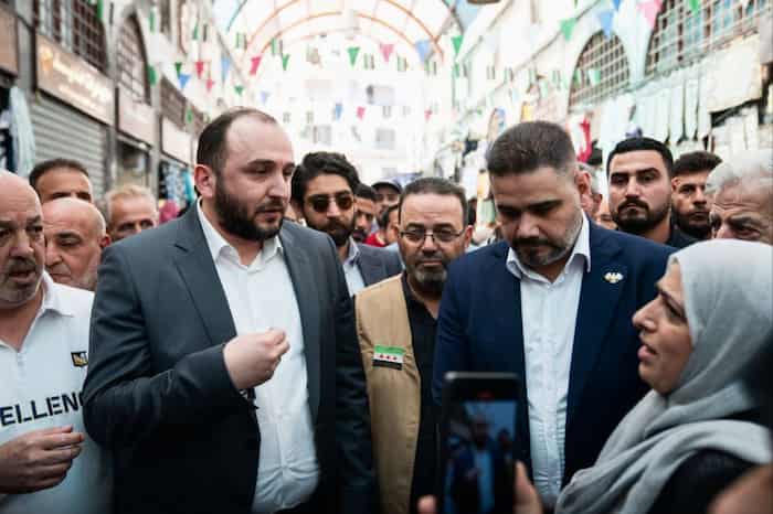 محافظ حمص يتفقد السوق الأثري ويلتقي الأهالي وأصحاب المحال2