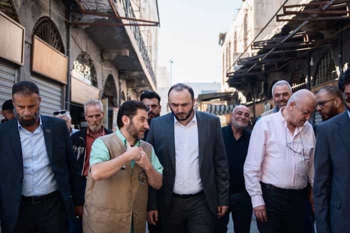 محافظ حمص يتفقد السوق الأثري ويلتقي الأهالي وأصحاب المحال3