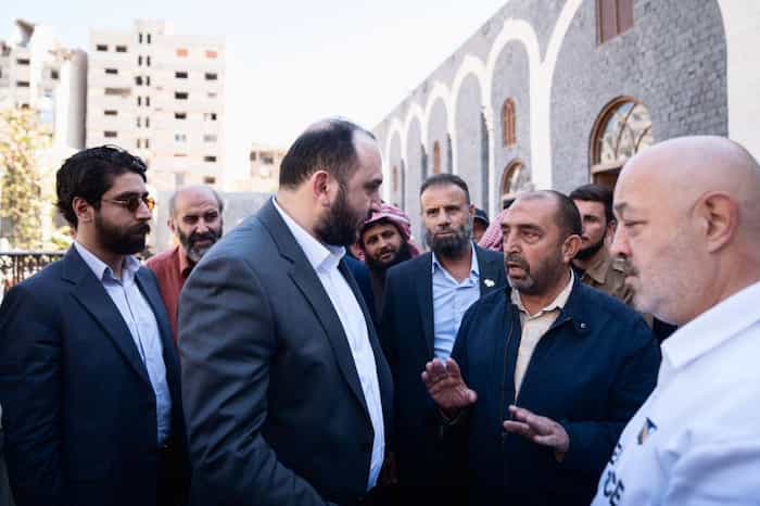 محافظ حمص يتفقد السوق الأثري ويلتقي الأهالي وأصحاب المحال4