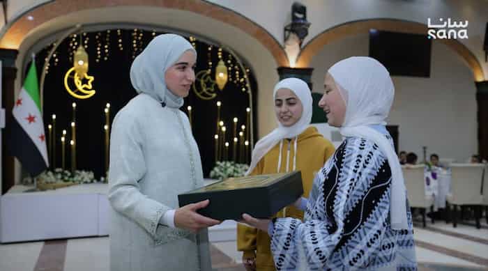 السيدة لطيفة الدروبي تزور ميتم الجمعية الخيرية الإسلامية بحمص وتشارك الأطفال فطور رمضان1 (1)