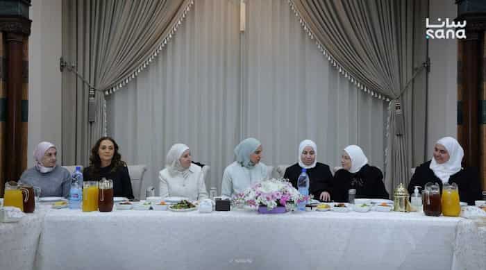 السيدة لطيفة الدروبي تزور ميتم الجمعية الخيرية الإسلامية بحمص وتشارك الأطفال فطور رمضان2 (1)