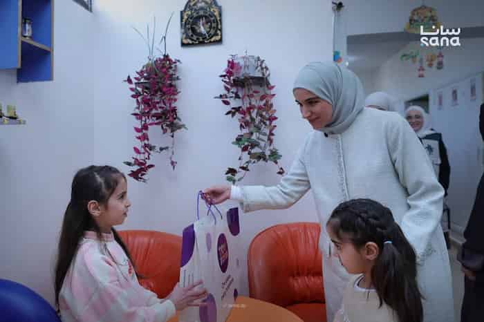 السيدة لطيفة الدروبي تزور ميتم الجمعية الخيرية الإسلامية بحمص وتشارك الأطفال فطور رمضان3 (1)